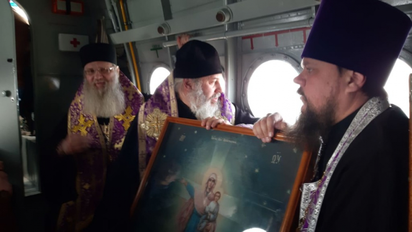 Самолет со святынями пролетает крестным ходом над Волгоградской областью  с молитвами от «смертоносной заразы"