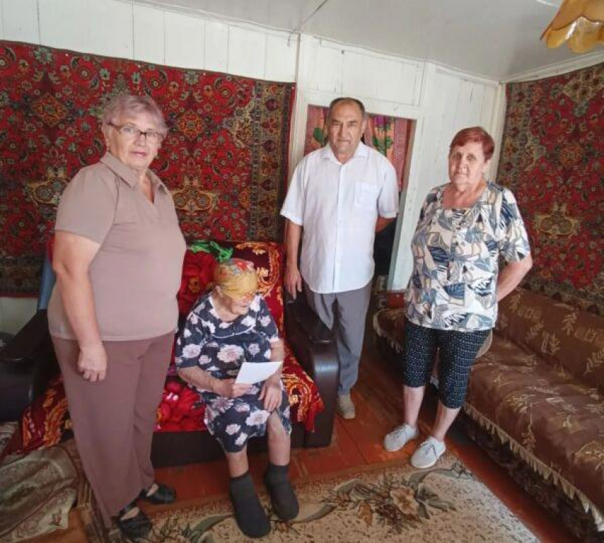 В маленьком селе Камышинского района поздравили со 100-летием бабушку-труженицу