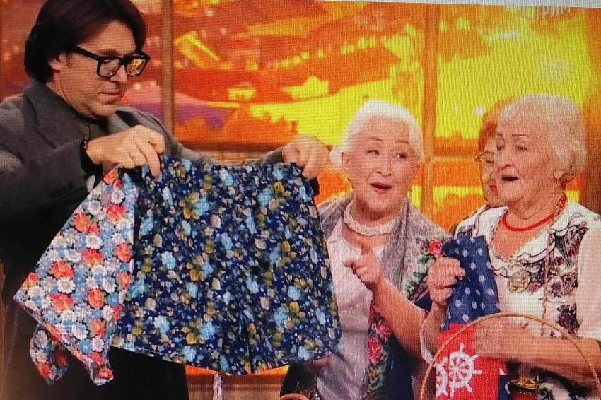 Волгоградские пенсионерки подарили Андрею Малахову в эфире «веселенькие» ситцевые трусы - возможно, из камышинского ситца (ВИДЕО)