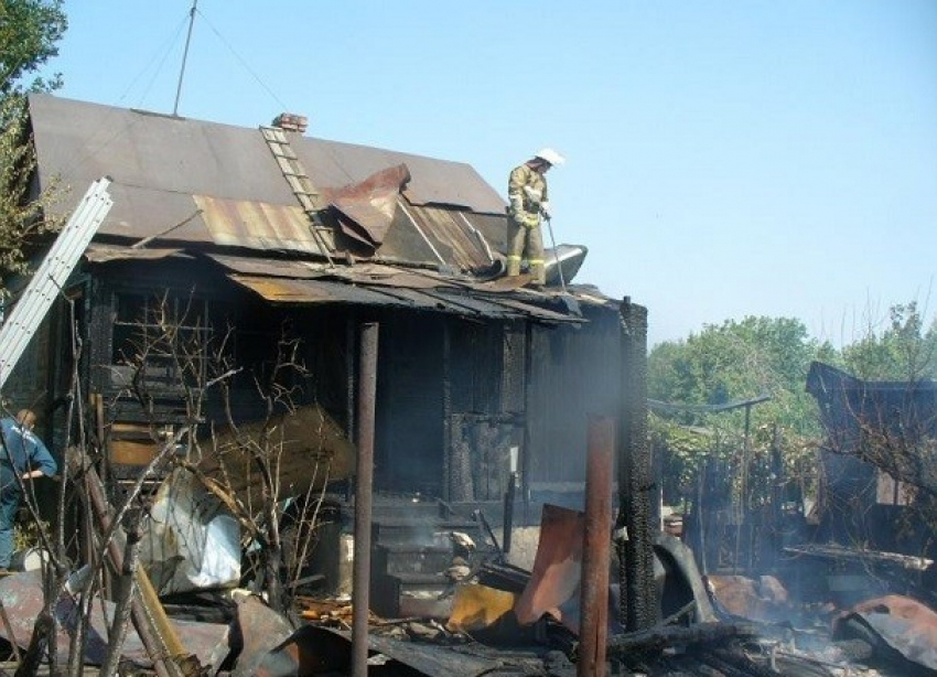 Суд отправил в колонию мать, трое детей которой заживо сгорели в соседнем с Камышинским - Ольховском районе