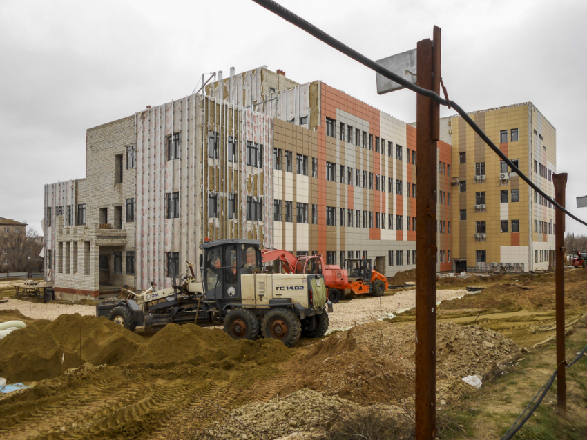 Проезды и дорожки у новой поликлиники в Камышине будут делать после сдачи объекта, или его к Новому году сдавать не собираются?