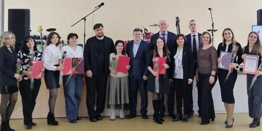 По какому случаю устроили фотосессию в камышинском Центре, «обслуживающем молодежь"