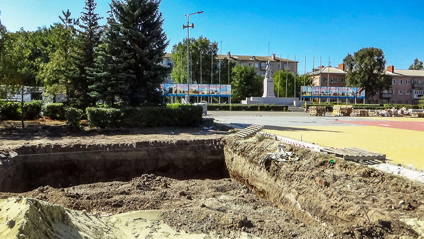 В Камышине на площади Павших борцов роют котлован под новый мемориал, а рядом рассыпается «старый» (ВИДЕО)
