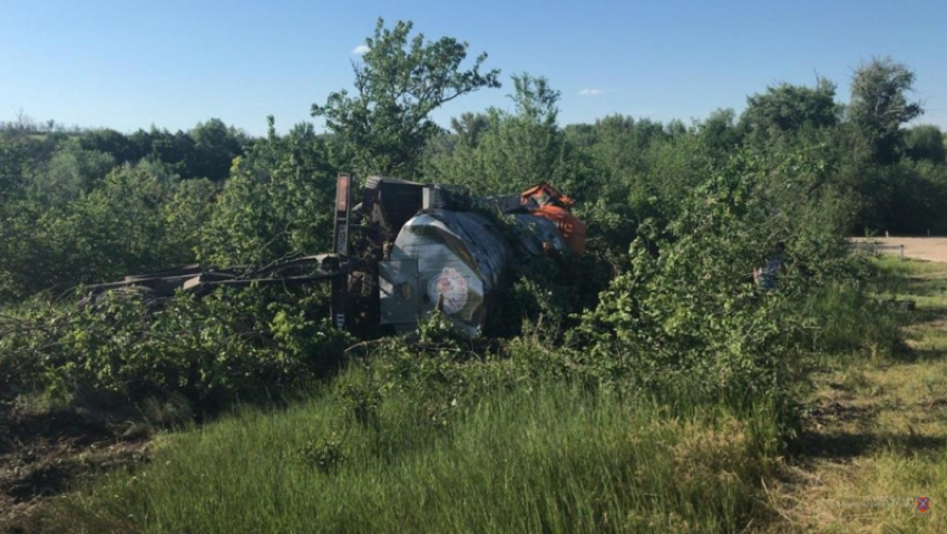 На трассе между Волгоградом и Камышином «КАМАЗ» рухнул в кювет, водитель выжил