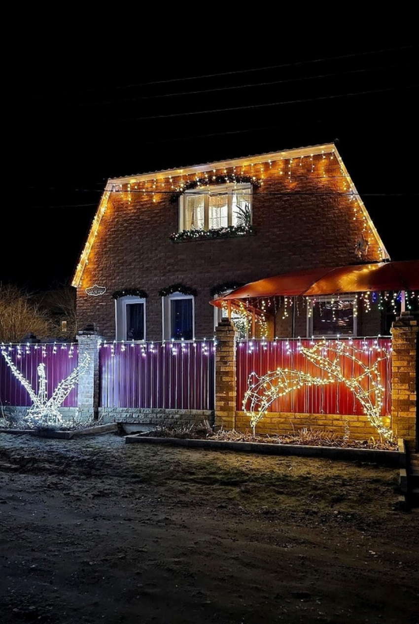 Камышан очаровало новогоднее убранство частного дома в поселке Нефтебазы в городе