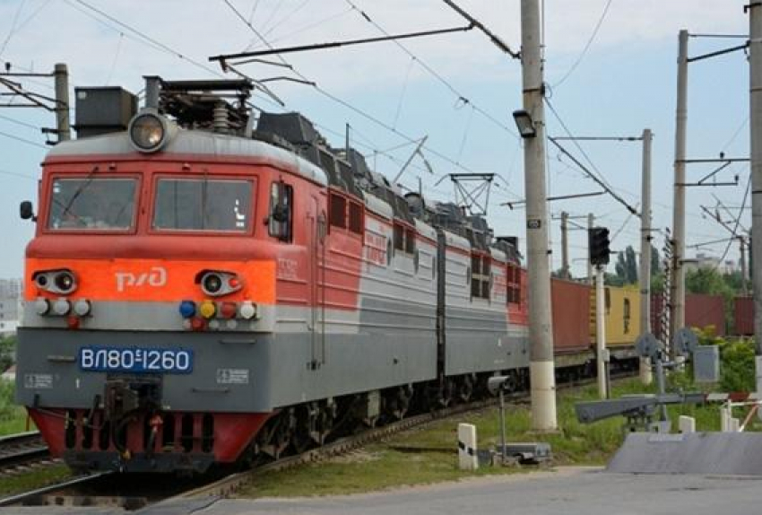 В Волгоградской области сошли с рельсов вагоны товарняка, из-за этого пассажирские поезда на Москву пустили в объезд