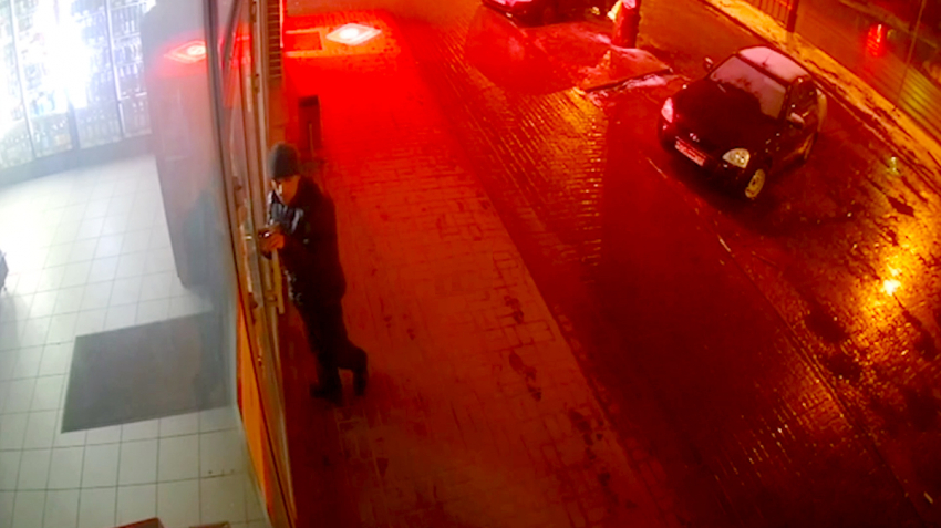 Непохмелившийся «налетчик» крушил двери в магазине, расчищая путь к пиву 