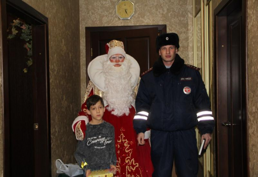 "Полицейский Дед Мороз» побывал в гостях у ребят, пострадавших в 2017 году в ДТП