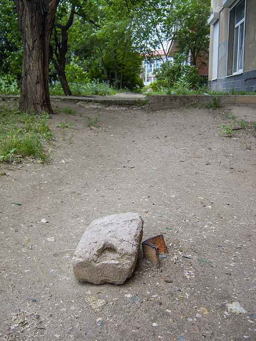 "Стоп-проход» по-камышински: в шестом микрорайоне появляются самодельные «путевые знаки"