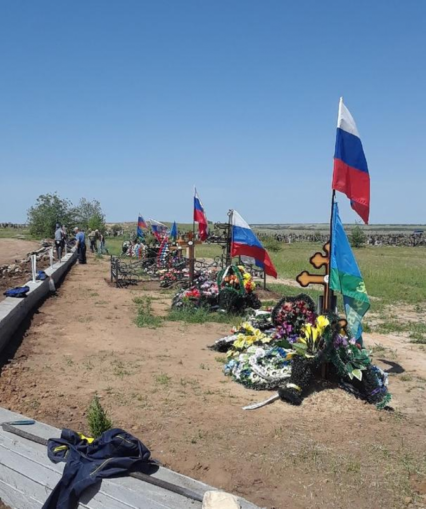 После критики «Блокнотом Камышина» неблагоустроенного квартала кладбища с могилами погибших на Украине бойцов здесь наметились перемены