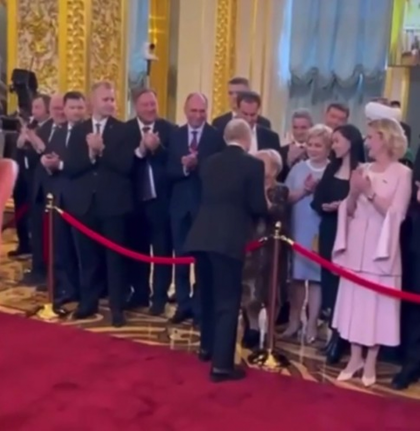 Особый смысл в поцелуе Путина перед инаугурацией усмотрел волгоградский политолог, - «Блокнот Волгограда» (ВИДЕО)