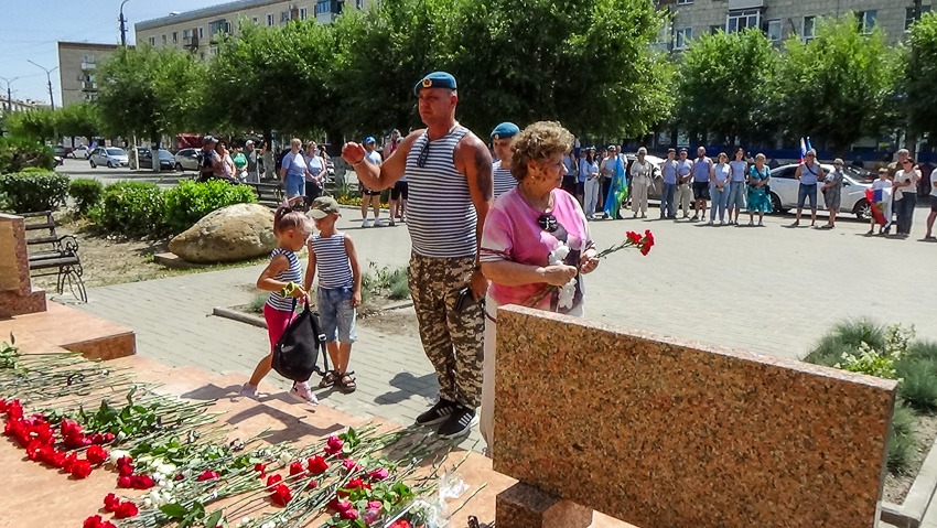 В Камышине автопробег, посвященный Дню Воздушно-десантных войск, сделал главные остановки у памятников Героям России, десантникам (ВИДЕО)