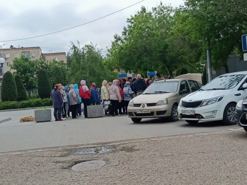 В Камышине церкви христиан-баптистов и евангелистов раздают нуждающимся горожанам бесплатные обеды, за которыми выстраивается очередь