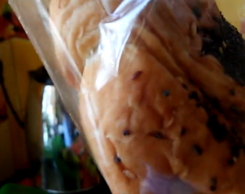 Хлебокомбинат продает «Вкусняшку» с тараканами в Камышине 
