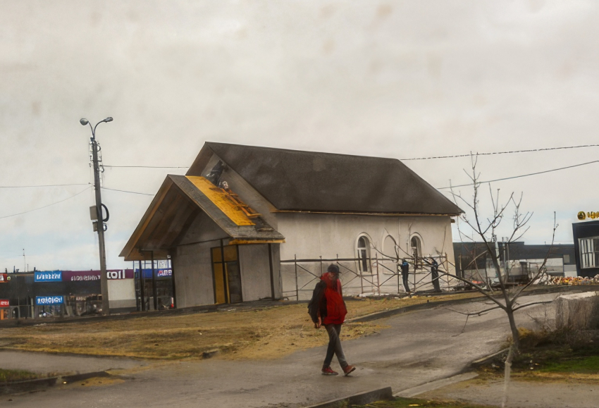 Скромный храм принимает прихожан на перекрестке улиц Некрасова и Ленина в Камышине