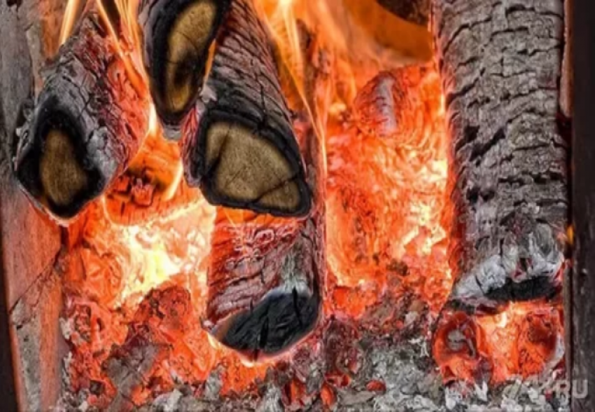 В Камышине в гараже сгорели дрова