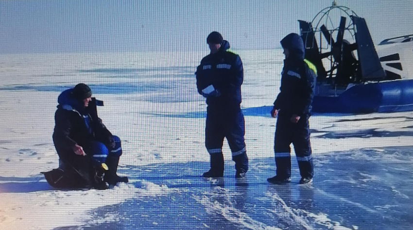 В промороженной Волгоградской области спасатели выдвинулись к рыбакам на лед в соседнем с Камышинским - Дубовском районе