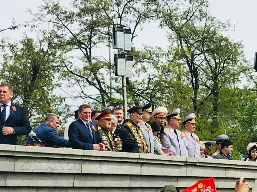 Губернатор Андрей Бочаров смотрит парад Победы в окружении ветеранов и силовиков, - «Блокнот Волгограда"