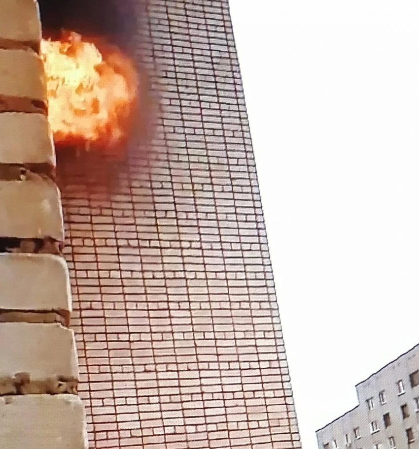 В Камышине попал на видео пожар на 11-м квартале, случившийся в Пасхальное воскресенье