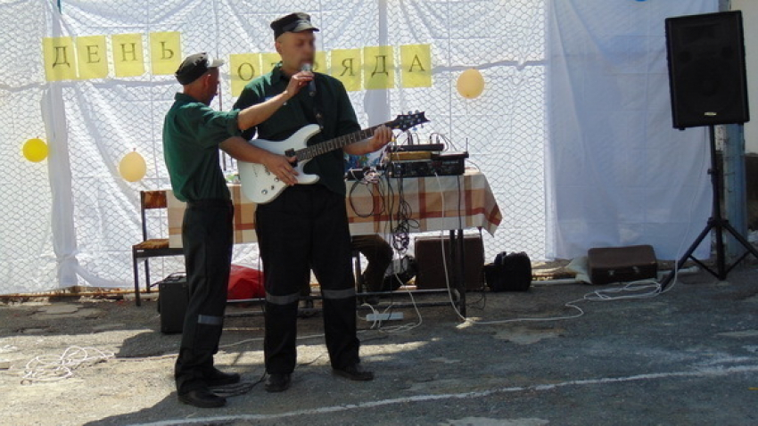 В Камышинском СИЗО-2 осужденные поют под гитару и читают стихи