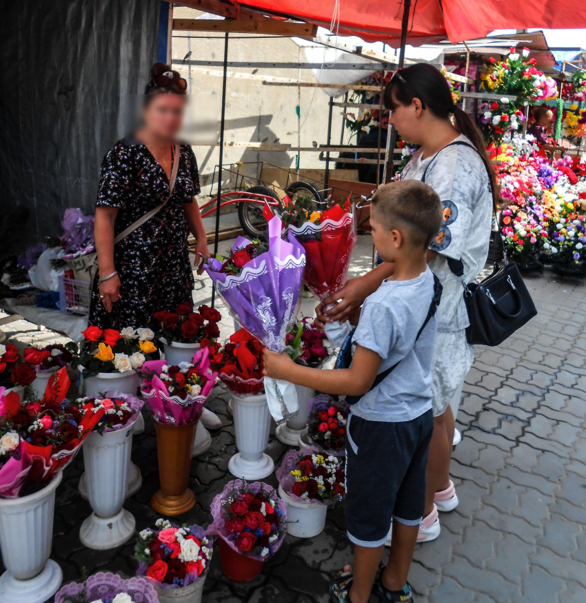 Камышане скупают цветы перед 1 сентября