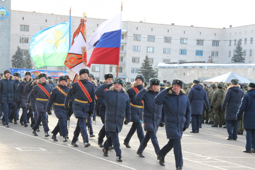 В Камышине в 56-й ОДШБР прошел митинг и марш в честь 23 февраля