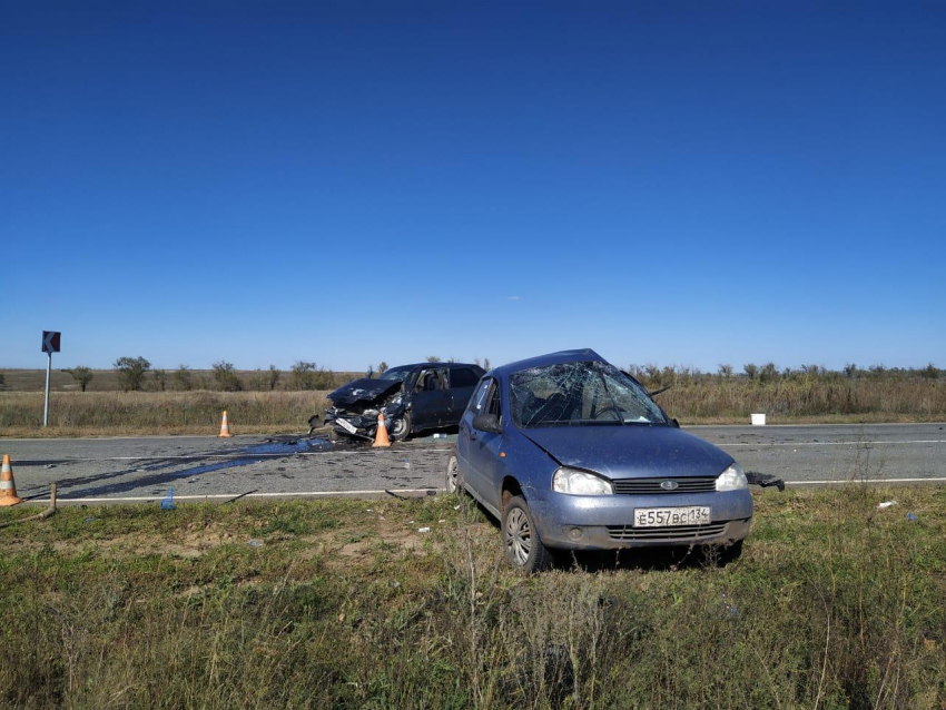 На «сельской» дороге в Камышинском районе две отечественных легковушки разбились «всмятку": скончалась женщина-водитель