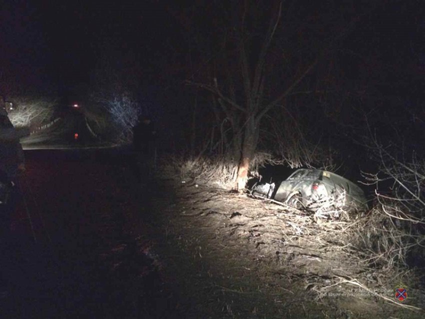 На буераченской дороге в Камышинском районе водитель на «Опеле» разогнался так, что улетел в кювет и врезался в дерево