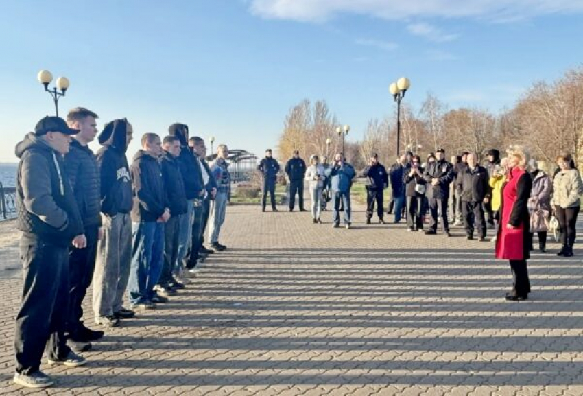 Глава Камышинского района Елена Береговая пришла на набережную проводить призывников в армию