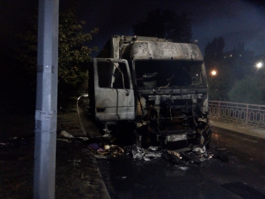 Вчера в Камышине в четвертом микрорайоне на дороге загорелась фура
