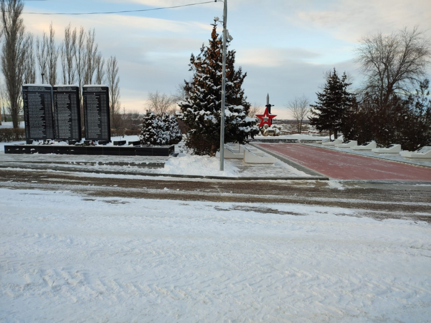 После публикации «Блокнота Камышина» мемориал героям СВО на 3-м городке почистили от снега