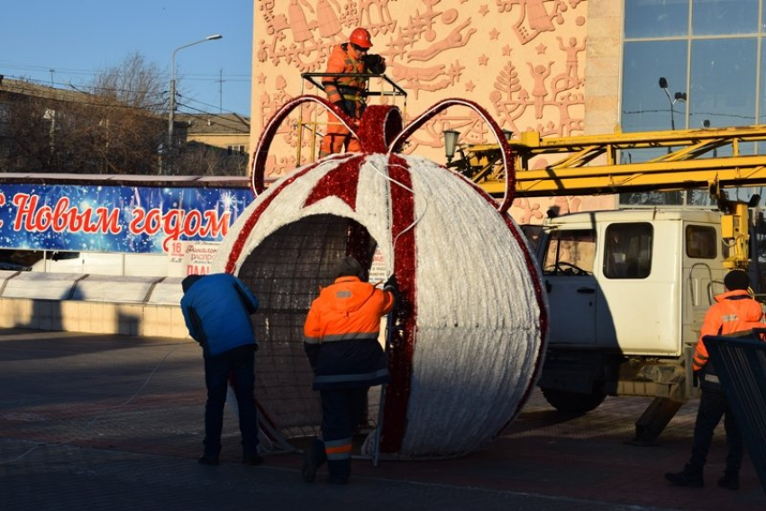 В Камышине для развлечения горожан у ДК «Текстильщик» решили установить огромный светящийся новогодний чудо-шар