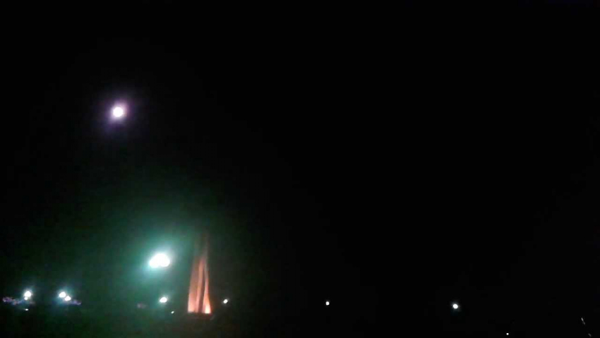 Камышане засняли на видео странный светящийся шар в небе над «кривым» домом в Камышине (ВИДЕО)
