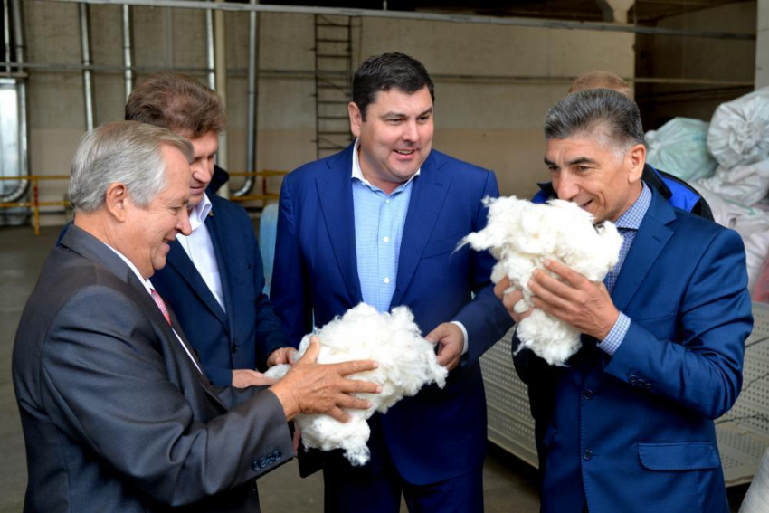 Индусы монтируют оборудование на текстильном предприятии в Камышине