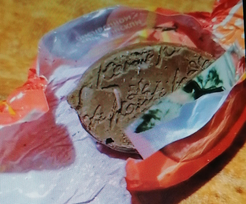 В Камышине покупательница развернула обертку конфеты и... чуть не съела червяка (ВИДЕО)