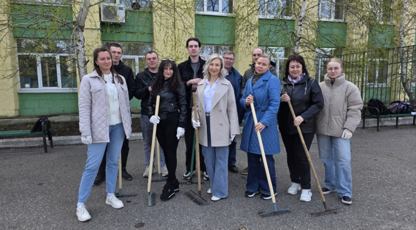 В Камышинском технологическом институте на субботник демократично отправились студенты вместе с сотрудниками деканата