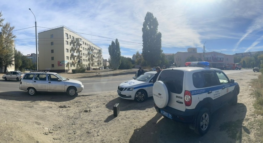 В Камышине автомобиль водителя, предъявившего поддельное водительское удостоверение полицейским, помещен на штрафстоянку