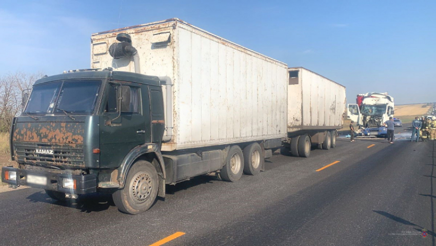 На московской трассе один грузовик влетел в другой: водитель отправился на хирургический стол