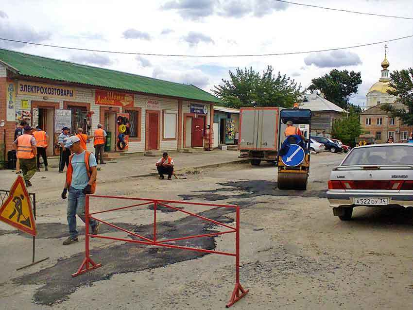 В Камышине дорожники занялись латками в районе центрального рынка