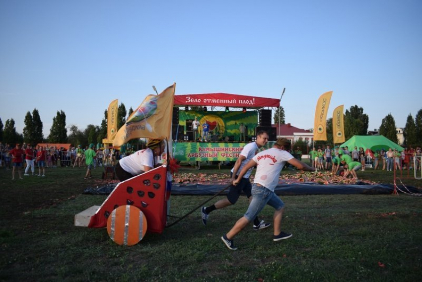 Администрация Камышина пообещала 10 тысяч рублей победителям «арбузных гонок» во время Арбузного фестиваля