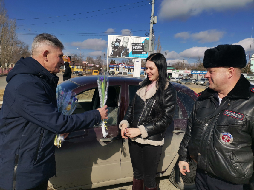 Shot: в Петербурге гаишники сломали стекло в машине девушки - дачапокарману-казань.рф | Новости