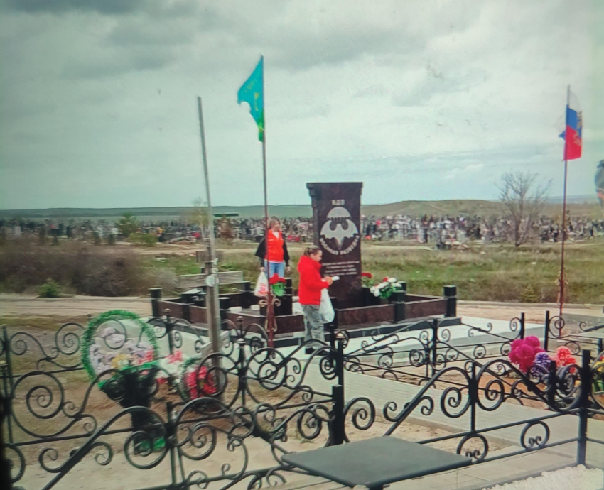 "В Камышине девчонки - жены воюющих ребят принесли поминальные угощения на могилы погибших в СВО парней: не все «поколение Z» испорченное!"