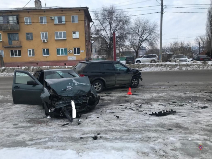 В Камышине на улице Тургенева иномарка столкнулась с «Приорой", ранен 30-летний пассажир