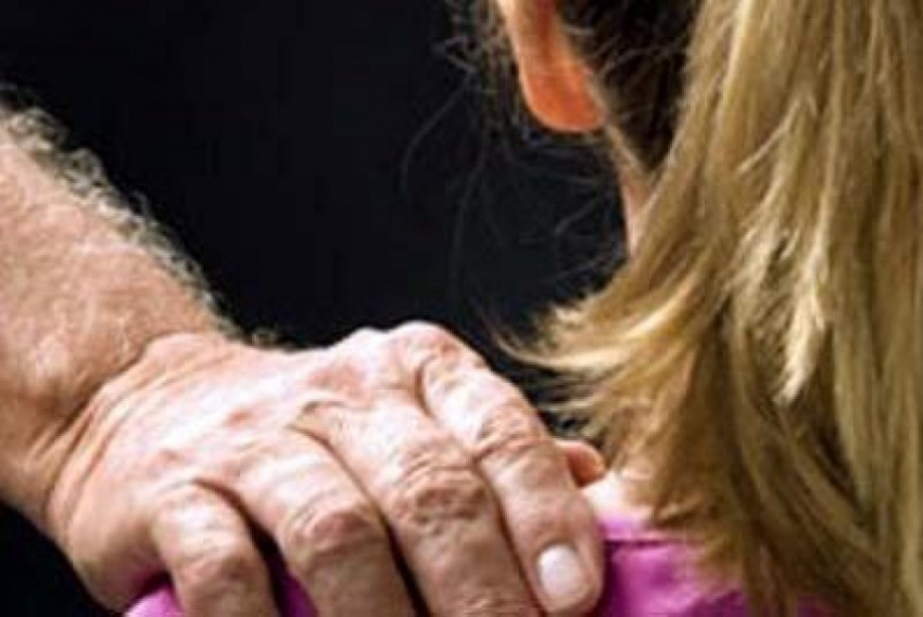 Камышинский городской суд заключил под стражу 58-летнего развратника, вступившего в половую связь с 15-летней девочкой