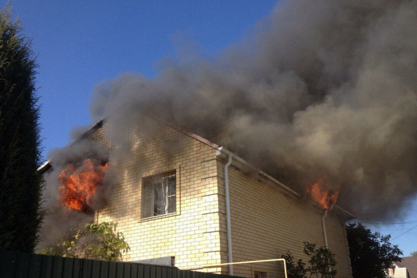 В Камышине из горящего дома спасено 2 человека, эвакуировано 10