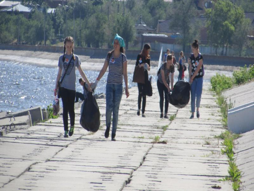 В рамках Всероссийского экомарафона в Камышине прошла уборка берега Волги 