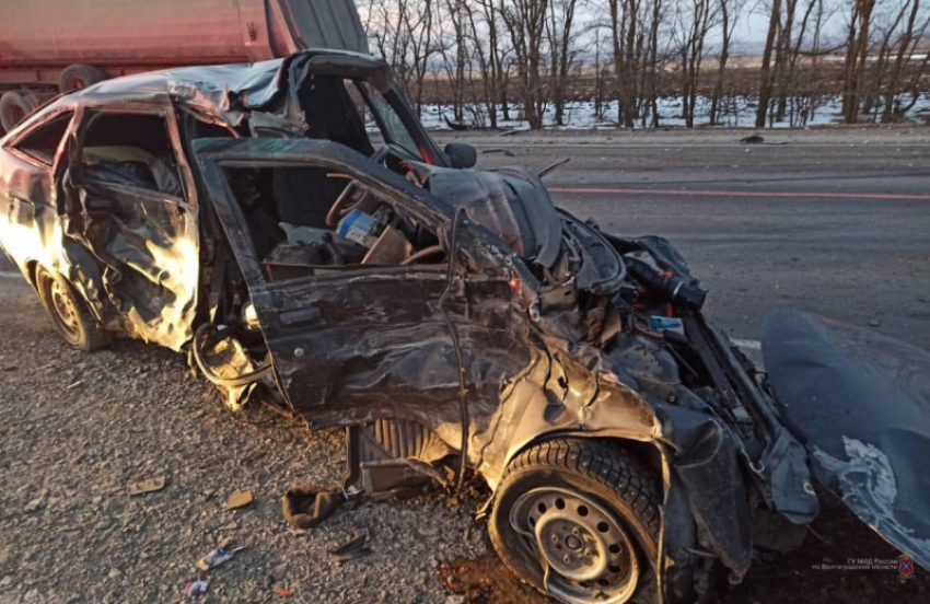 Водитель «ВАЗа» принял жуткую смерть в автомобиле, который расплющило фурой