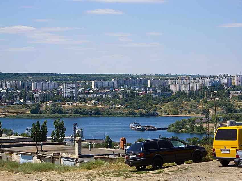 В Камышине избирательный участок в школе №17 некие старшие по домам неожиданно завалили списками жильцов, якобы вызвавшими выездную урну в квартиры