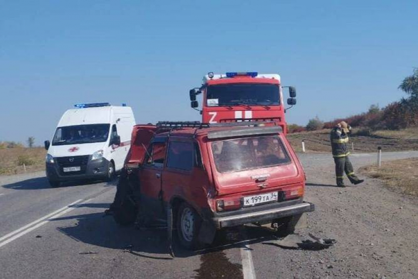 В ЦГБ Камышина «скорая» привезла двух израненных в автомобильной аварии сегодня, 27 сентября