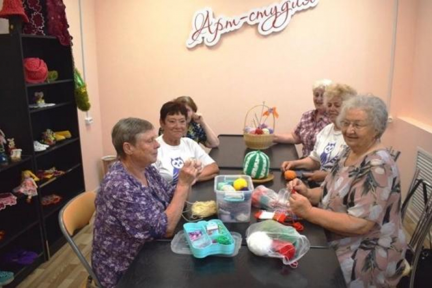 Бабушек, дедушек, и не только их, приглашают в новый камышинский центр для пожилых - вязать, рисовать, танцевать и общаться